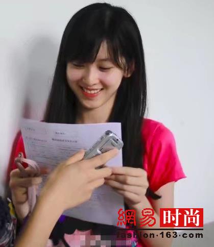章泽天清纯旧照曝光：穿蓝衣白裤,清纯的笑容好可爱