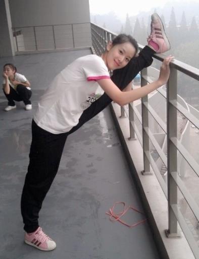 章泽天清纯旧照曝光：穿蓝衣白裤,清纯的笑容好可爱