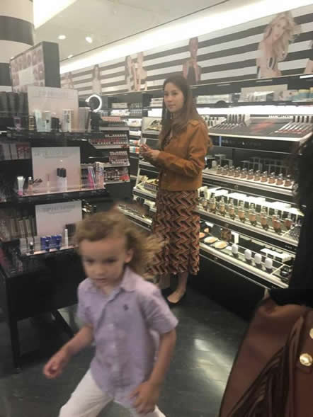 千亿媳妇徐子淇买化妆品 老公李家诚贴心陪逛（图）