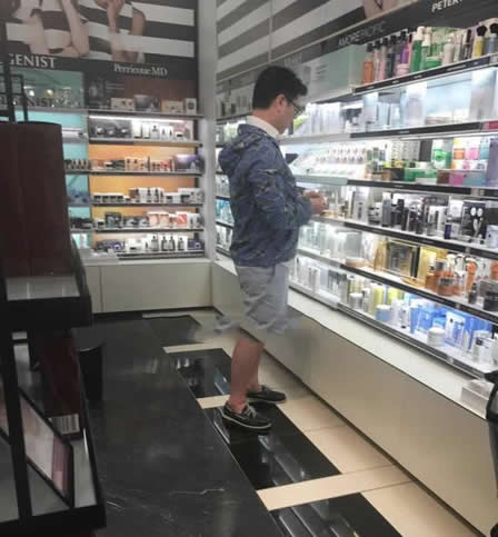 千亿媳妇徐子淇买化妆品 老公李家诚贴心陪逛（图）