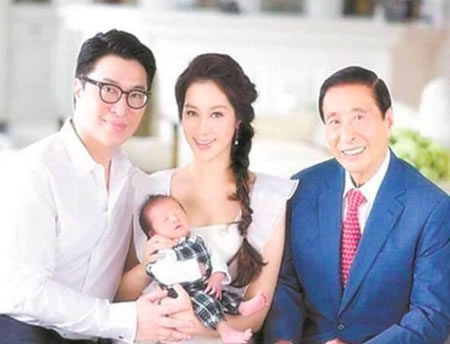 千亿媳妇徐子淇买化妆品 老公李家诚贴心陪逛（图）