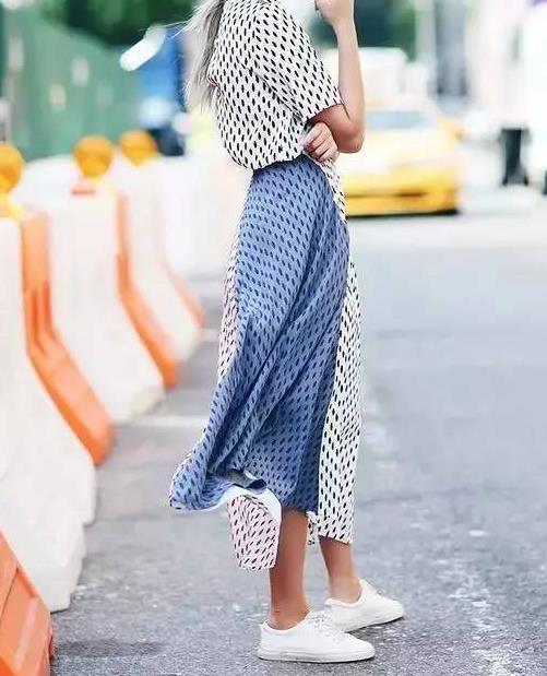 长裙配什么鞋子好看：穿长裙试着这样搭鞋子时髦又好看