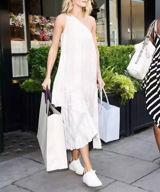 长裙配什么鞋子好看：穿长裙试着这样搭鞋子时髦又好看