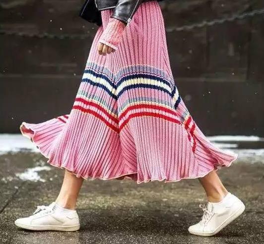 长裙配什么鞋子好看：穿长裙试着这样搭鞋子时髦又好看