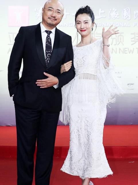 徐峥陶虹久违合体:挽手秀恩爱,45岁小陶虹街拍未修美图 徐峥陶虹久违合体:挽手秀恩爱,45岁小陶虹街拍未修美图