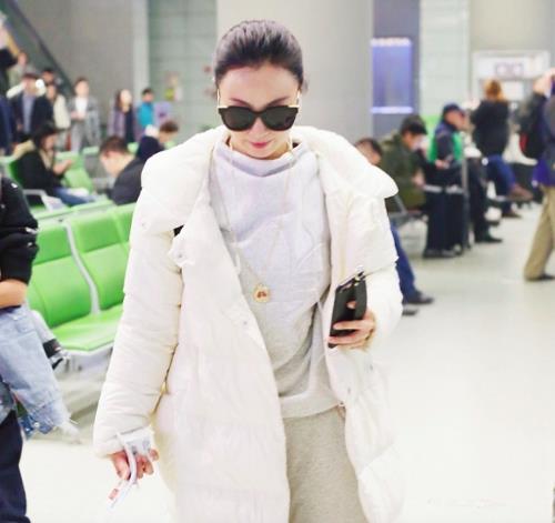 徐峥陶虹久违合体:挽手秀恩爱,45岁小陶虹街拍未修美图 徐峥陶虹久违合体:挽手秀恩爱,45岁小陶虹街拍未修美图