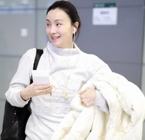 徐峥陶虹久违合体:挽手秀恩爱,45岁小陶虹街拍未修美图 徐峥陶虹久违合体:挽手秀恩爱,45岁小陶虹街拍未修美图