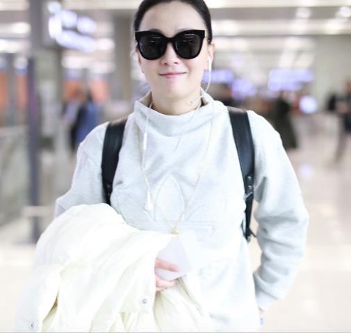 徐峥陶虹久违合体:挽手秀恩爱,45岁小陶虹街拍未修美图 徐峥陶虹久违合体:挽手秀恩爱,45岁小陶虹街拍未修美图