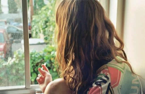 素颜相亲被拉黑：白衬衣A字裙的她妆容很淡（图）