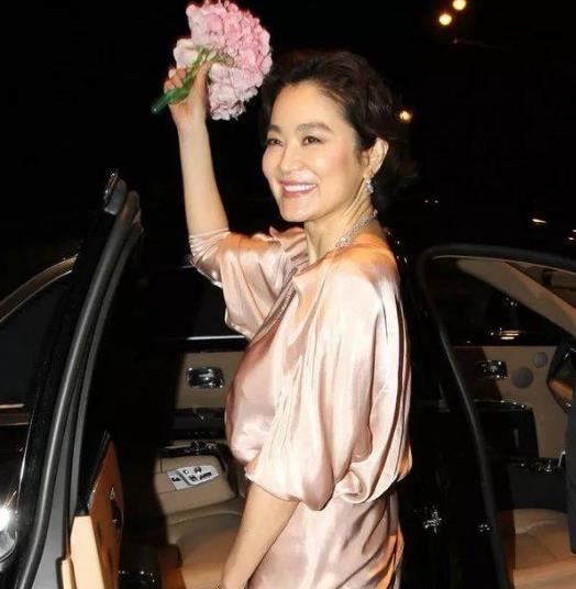 林青霞基因逆风翻盘：林青霞三个女儿合照,有妈妈影子了