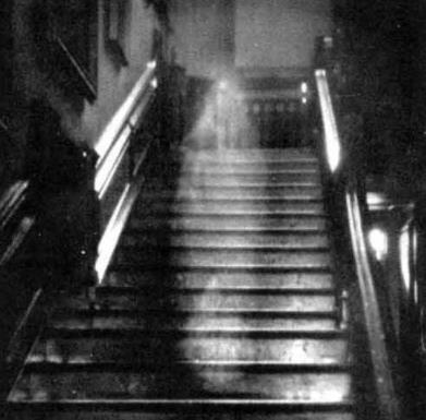 世界十大灵异照片:照片中存在着某种灵异事件(图) 世界十大灵异照片:照片中存在着某种灵异事件(图)