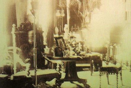 世界十大灵异照片:照片中存在着某种灵异事件(图) 世界十大灵异照片:照片中存在着某种灵异事件(图)