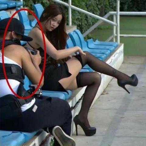 大哥你这镜头位置搞错了吧，一看你都不是正经拍照的