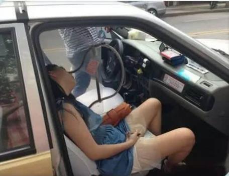 副驾驶上瞌睡的妹子