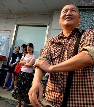 51岁高考钉子户第22次高考总分469 明年再来