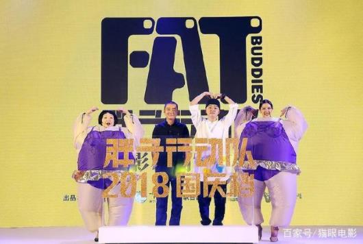 包贝尔肿成300斤,满脸油光比心,还挽着亚洲第一美女克拉拉