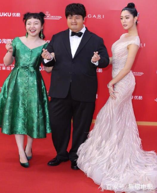 包贝尔肿成300斤,满脸油光比心,还挽着亚洲第一美女克拉拉