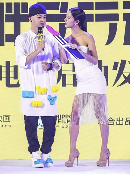 包贝尔肿成300斤,满脸油光比心,还挽着亚洲第一美女克拉拉