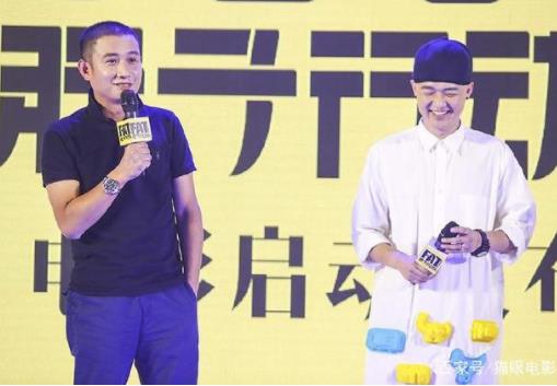 包贝尔肿成300斤,满脸油光比心,还挽着亚洲第一美女克拉拉