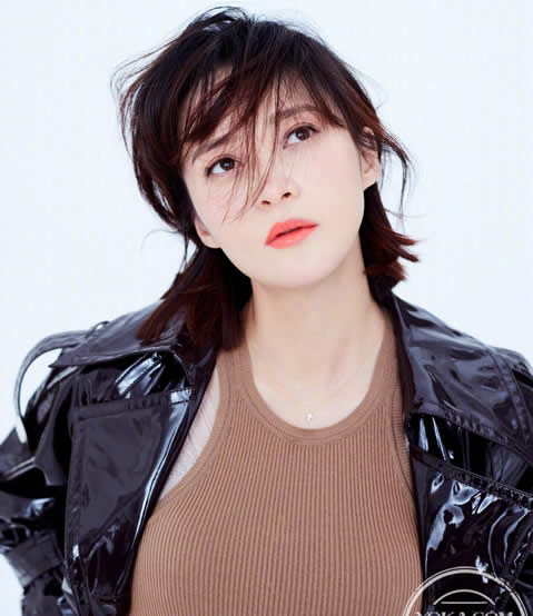 蒋勤勤挺孕肚出镜：造型随性,蒋勤勤素颜写真好美