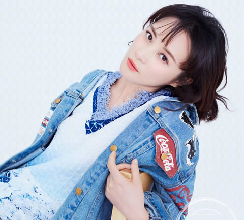 蒋勤勤挺孕肚出镜：造型随性,蒋勤勤素颜写真好美