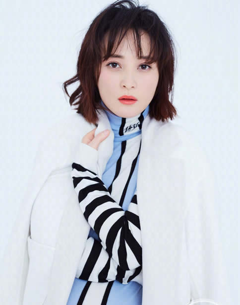 蒋勤勤挺孕肚出镜造型随性蒋勤勤素颜写真好美