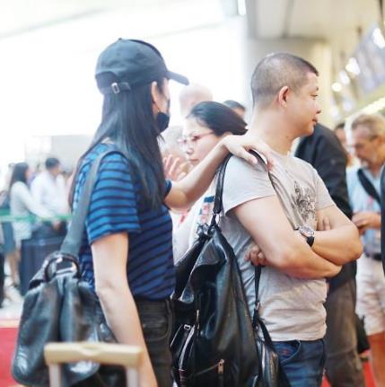 姚晨露细腿少女感足:T恤搭配黑色短裤,勾肩搭背画面有爱 姚晨露细腿少女感足:T恤搭配黑色短裤,勾肩搭背画面有爱