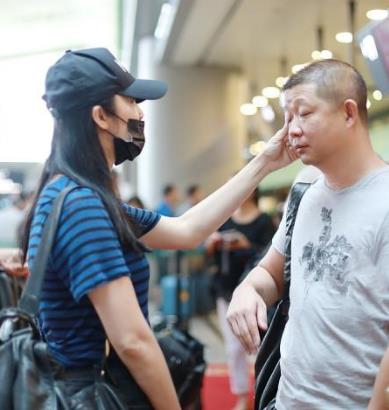 姚晨露细腿少女感足:T恤搭配黑色短裤,勾肩搭背画面有爱 姚晨露细腿少女感足:T恤搭配黑色短裤,勾肩搭背画面有爱