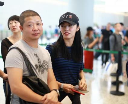 姚晨露细腿少女感足:T恤搭配黑色短裤,勾肩搭背画面有爱 姚晨露细腿少女感足:T恤搭配黑色短裤,勾肩搭背画面有爱