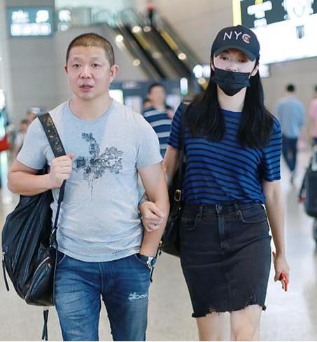 姚晨露细腿少女感足:T恤搭配黑色短裤,勾肩搭背画面有爱 姚晨露细腿少女感足:T恤搭配黑色短裤,勾肩搭背画面有爱