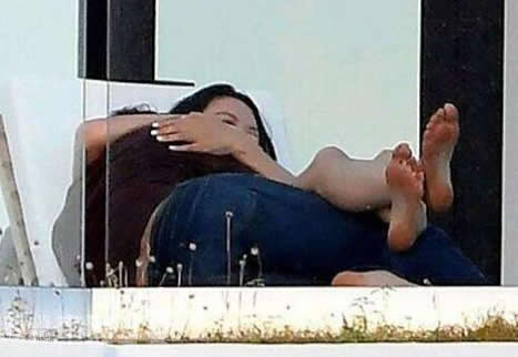 情侣自家阳台做那事:正刺激时失去平衡双双坠楼(图) 情侣自家阳台做那事:正刺激时失去平衡双双坠楼(图)