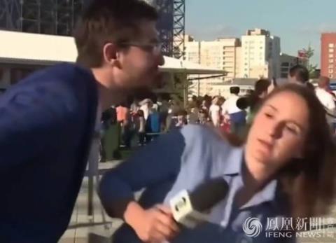 巴西女记者遇强吻：试图强吻她的脸颊,及时闪避并这样说