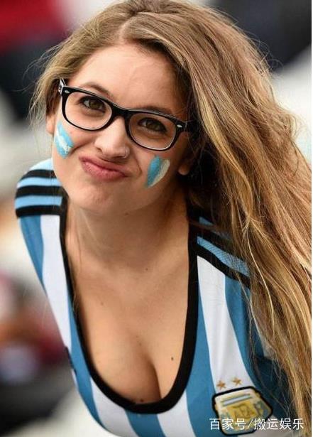世界杯26日美女图:美女球迷专注观战 挥舞旗帜呐喊（图）