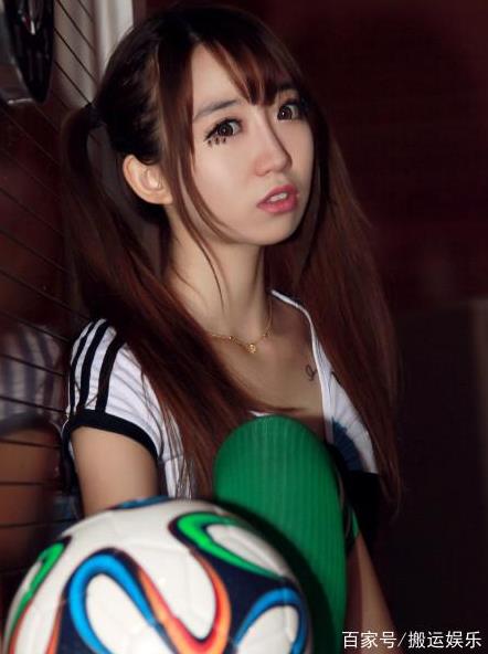 世界杯26日美女图:美女球迷专注观战 挥舞旗帜呐喊（图）