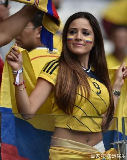 世界杯26日美女图:美女球迷专注观战 挥舞旗帜呐喊（图）