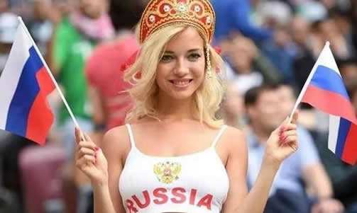 世界杯26日美女图:美女球迷专注观战 挥舞旗帜呐喊（图）