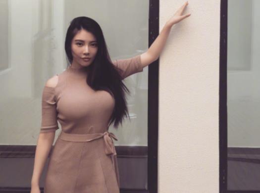 大嫂徐冬冬低胸装观战世界杯：遭丹麦球迷生扑（图）