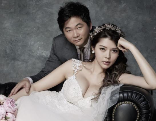 亿万富豪求婚10次,35岁的她终于答应了(组图) 亿万富豪求婚10次,35岁的她终于答应了(组图)