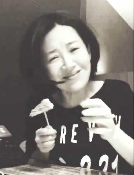 放飞自我?许晴半夜蓬头垢面吃炸鸡喝奶茶(图) 放飞自我?许晴半夜蓬头垢面吃炸鸡喝奶茶(图)