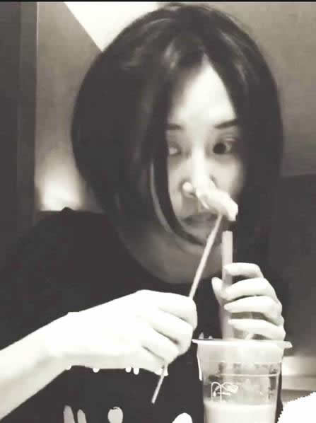 放飞自我?许晴半夜蓬头垢面吃炸鸡喝奶茶(图) 放飞自我?许晴半夜蓬头垢面吃炸鸡喝奶茶(图)