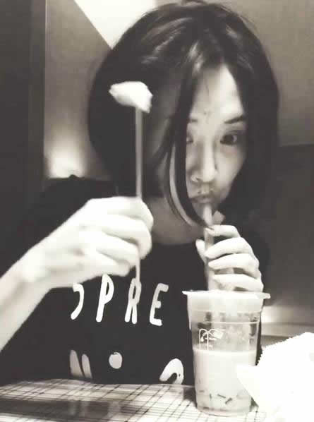 放飞自我?许晴半夜蓬头垢面吃炸鸡喝奶茶(图) 放飞自我?许晴半夜蓬头垢面吃炸鸡喝奶茶(图)