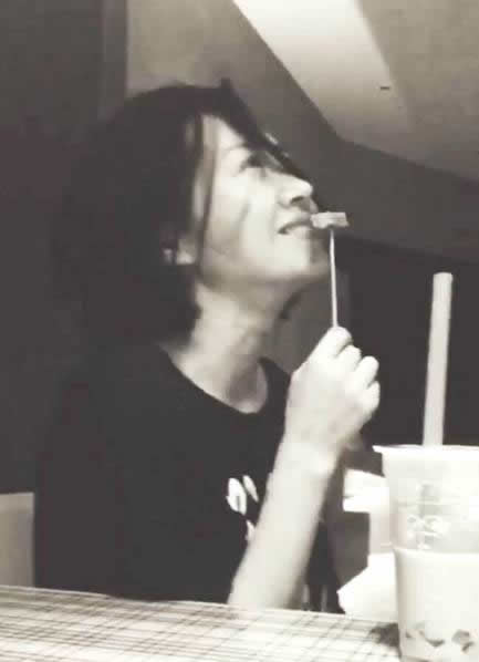 放飞自我?许晴半夜蓬头垢面吃炸鸡喝奶茶(图) 放飞自我?许晴半夜蓬头垢面吃炸鸡喝奶茶(图)