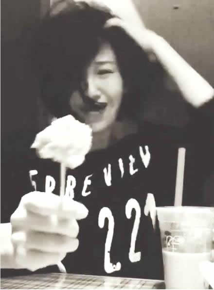 放飞自我?许晴半夜蓬头垢面吃炸鸡喝奶茶(图) 放飞自我?许晴半夜蓬头垢面吃炸鸡喝奶茶(图)