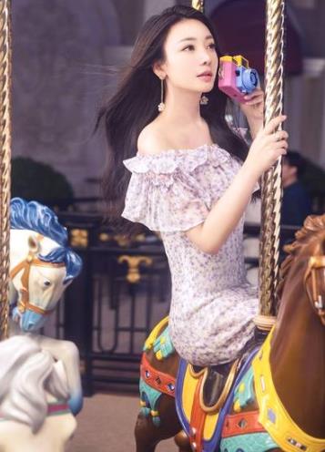 柳岩澳门街头换装变都市伊人 坐旋转木马浪漫似少女（图）
