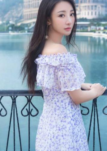 柳岩澳门街头换装变都市伊人 坐旋转木马浪漫似少女（图）