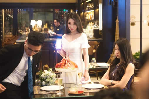 柳岩澳门街头换装变都市伊人 坐旋转木马浪漫似少女（图）