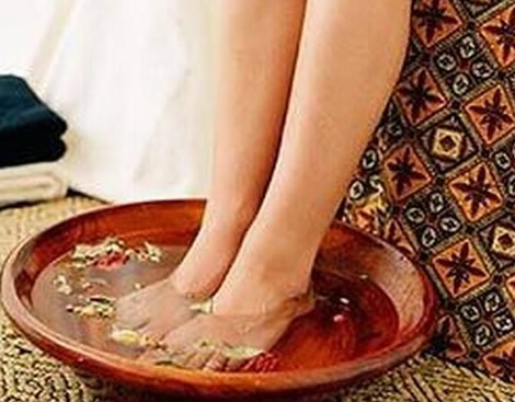 几点泡脚效果最好 晚上9点泡脚最护肾（图）