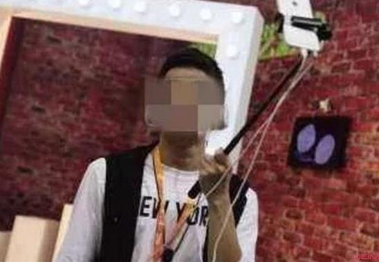 直播手抓眼镜蛇:一边抓着蛇讲解,突被袭击眼睛 直播手抓眼镜蛇:一边抓着蛇讲解,突被袭击眼睛