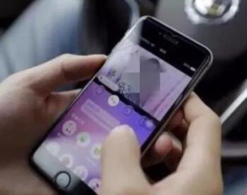 直播手抓眼镜蛇:一边抓着蛇讲解,突被袭击眼睛 直播手抓眼镜蛇:一边抓着蛇讲解,突被袭击眼睛