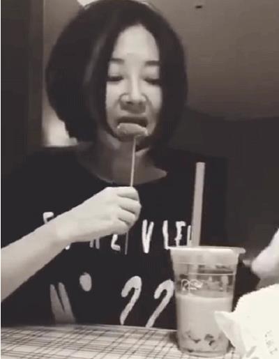 49岁许晴解腰带:许晴标准的巴掌腰、水蛇腰(图) 49岁许晴解腰带:许晴标准的巴掌腰、水蛇腰(图)